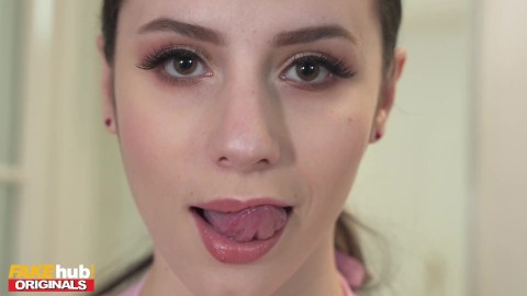 FAKEhub - Taquiner la bite bien roulée trompe son petit ami qui partage une chambre avec un homme plus âgé