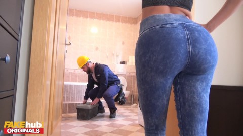 Meilleures amies lesbiennes partagent enfin une bite - FAKEhub